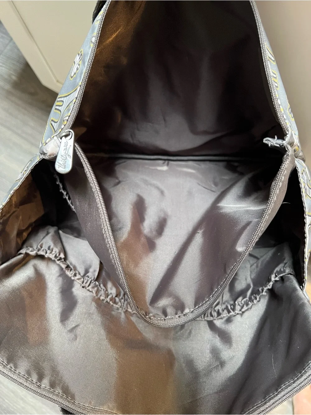 Thirty-One Zip-Top Tote in the Go Go Giraffe print with seven pockets